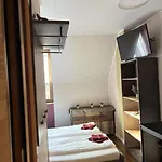 Rose Cosy Tiny With Shared Rooftop Terrace And Jacuzzi Mk2