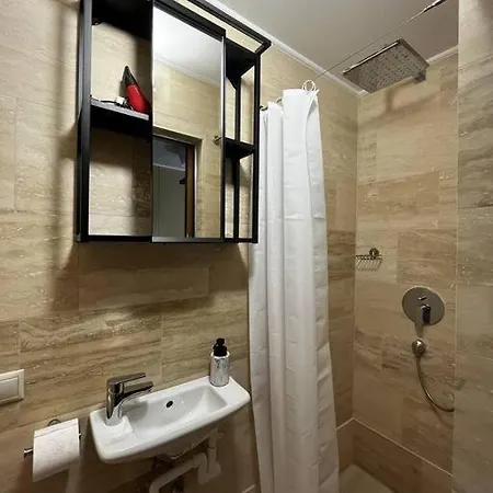 Rose Cosy Tiny With Shared Rooftop Terrace And Jacuzzi Mk2 Budapest